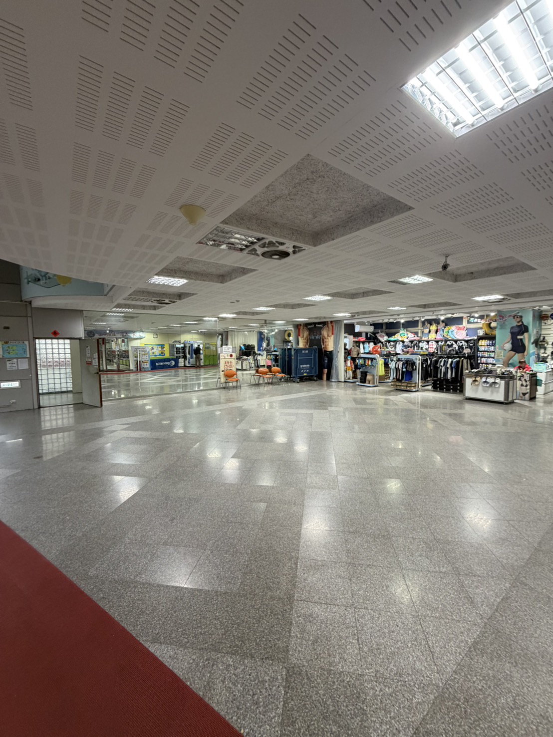 臺北市中山運動中心 - 休閒廣場1