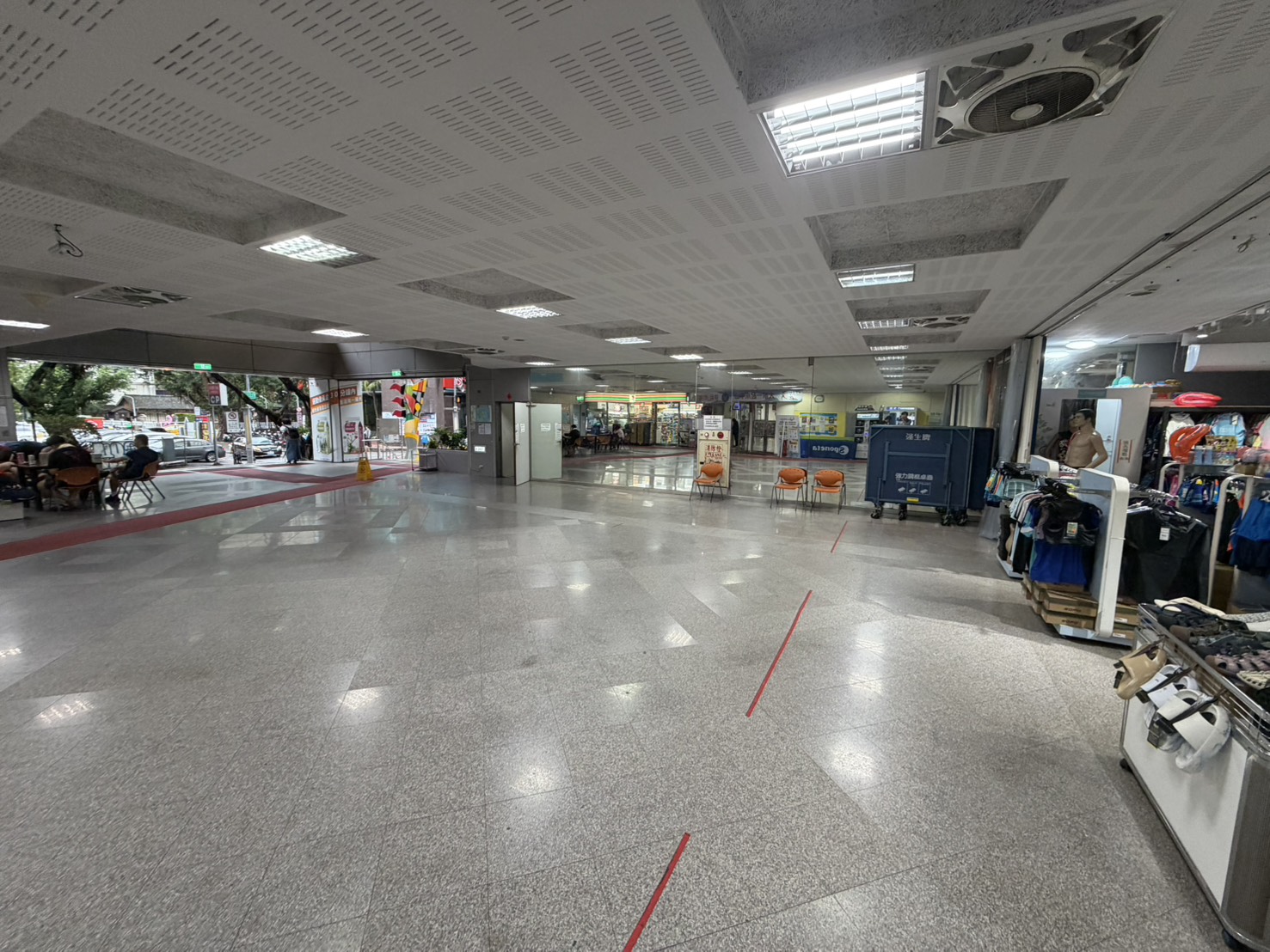 臺北市中山運動中心 - 休閒廣場2